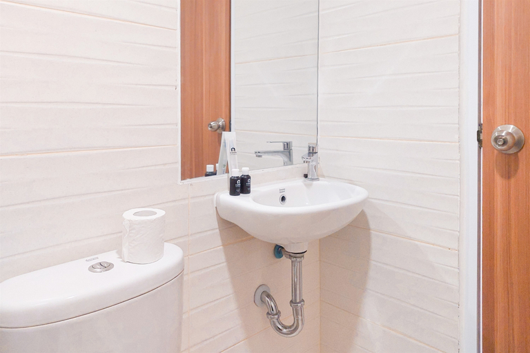 Bathroom 5, Homey and Comfortable Studio at Cisauk Point Apartment By Travelio, Tangerang