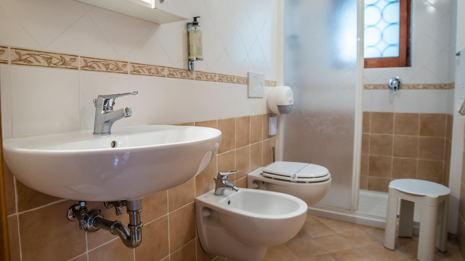 Bathroom 4, Hotel Bacco, Salerno