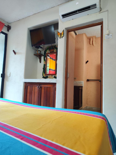 Others 3, Hotel J.B., José Azueta