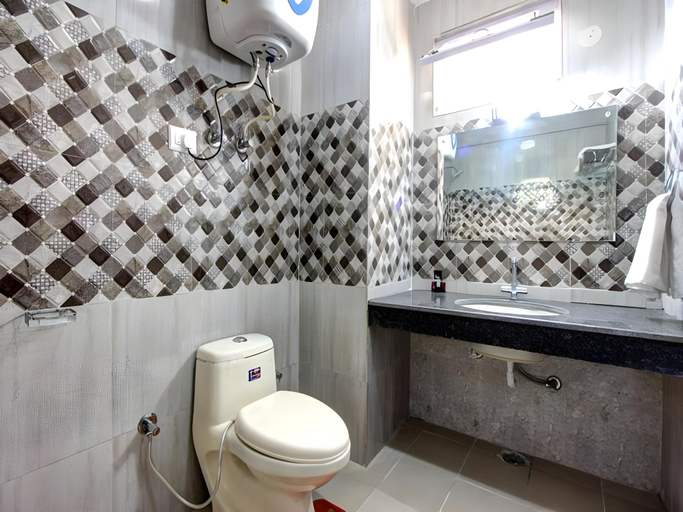 Bathroom 4, Hotel Manu Palace, Kullu