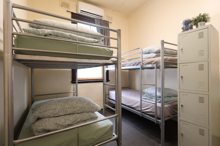 Room 4, Emu Backpackers Perth - note - Valid Passport required for check in, Perth