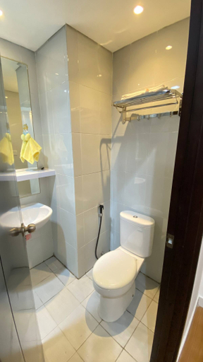 Bathroom, Casa De Parco Tower GARDENIA by Betah Banget, Tangerang