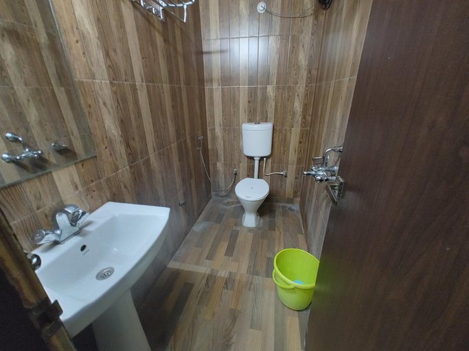 Bathroom 2, Hotel Rahi, Ranchi