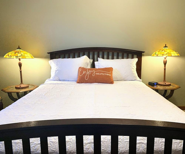 Bedroom 2, Naples Hotel, Ontario