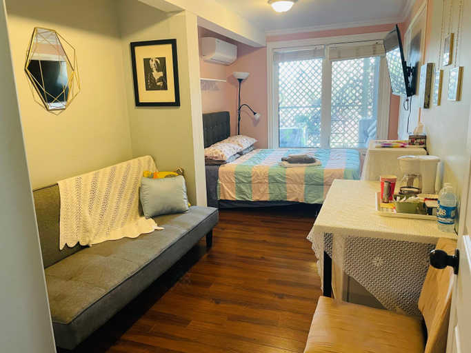 Bedroom 2, Lily's Garden, Queens