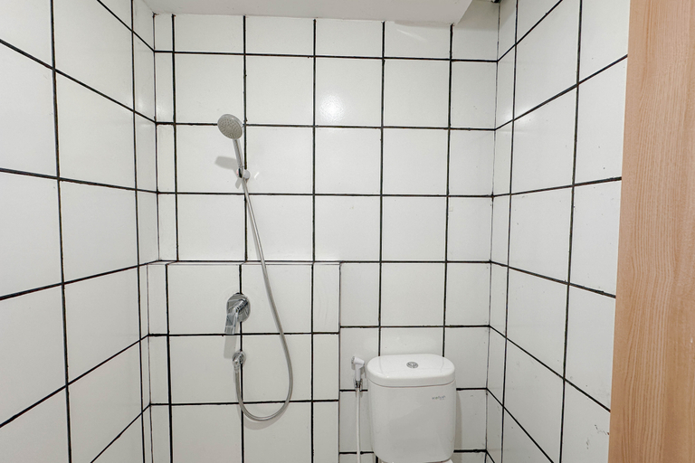 Bathroom 5, Simple Style Studio at The City Square Surabaya Apartment By Travelio, Surabaya