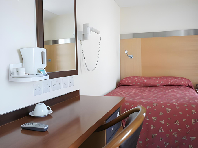 Bedroom 2, Maiden Oval, London