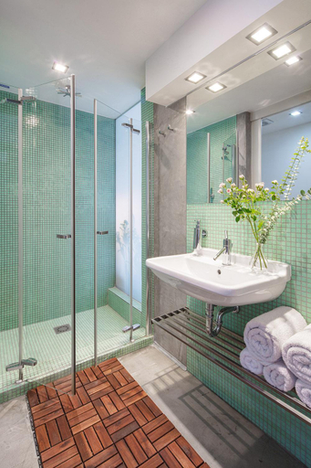 Bathroom 3, Holeckova Apartments, Praha 5