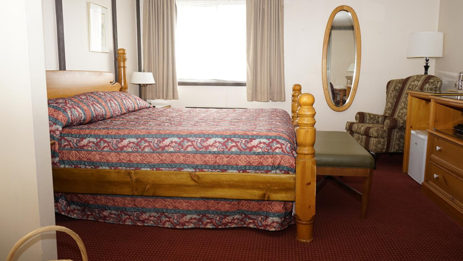 Bedroom 2, Mcintosh Country Inn & Conference Centre, Stormont, Dundas and Glengarry