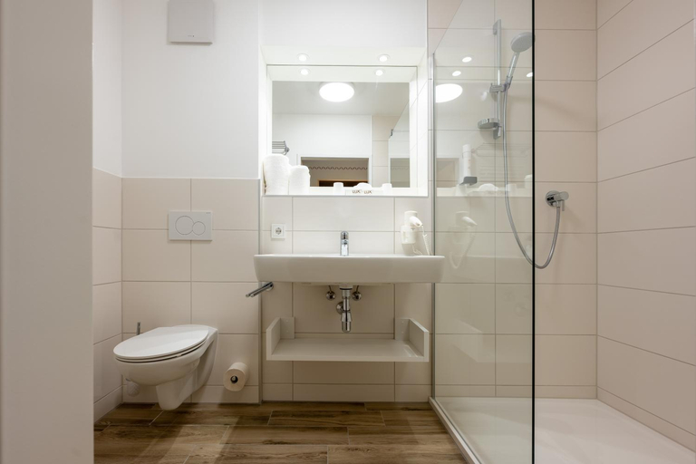 Bathroom 2, Hotel Gasthof Klause Dependance 2, Reutte
