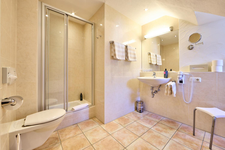 Bathroom 3, Hotel Vier Jahreszeiten, Garmisch-Partenkirchen