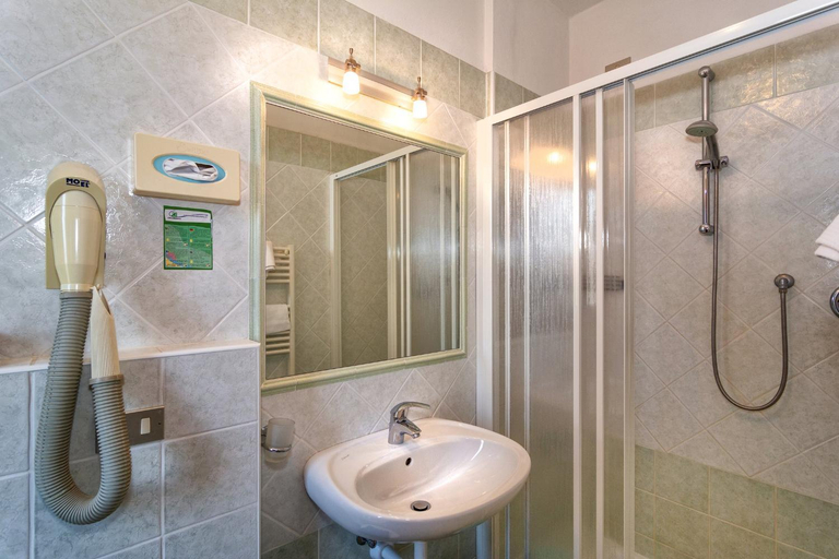 Bathroom 4, Hotel Mariani, Lucca