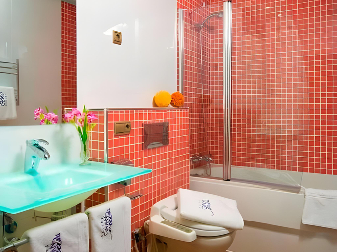 Bathroom 4, Suites Gran Via 44, Granada