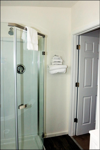 Bathroom 4, Antler Motel, Lincoln