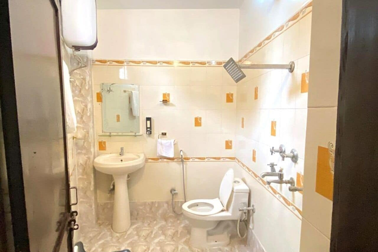 Bathroom 3, Kashi Vas Super Rooms, Varanasi