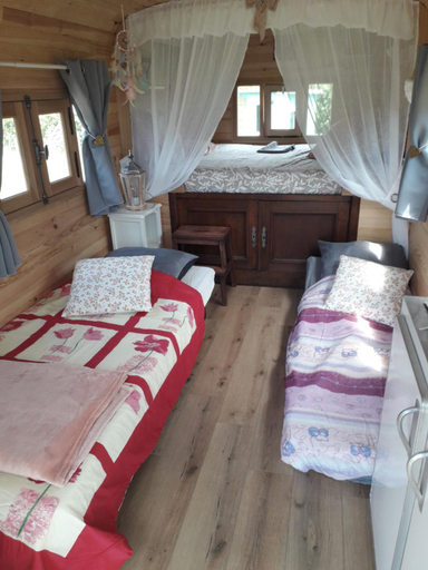 Bedroom 3, La roulotte des Trois Arbres, Haute-Vienne