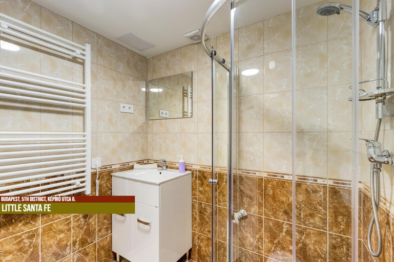 Bathroom 2, Little Americas Main Street Apartments, Budapesti
