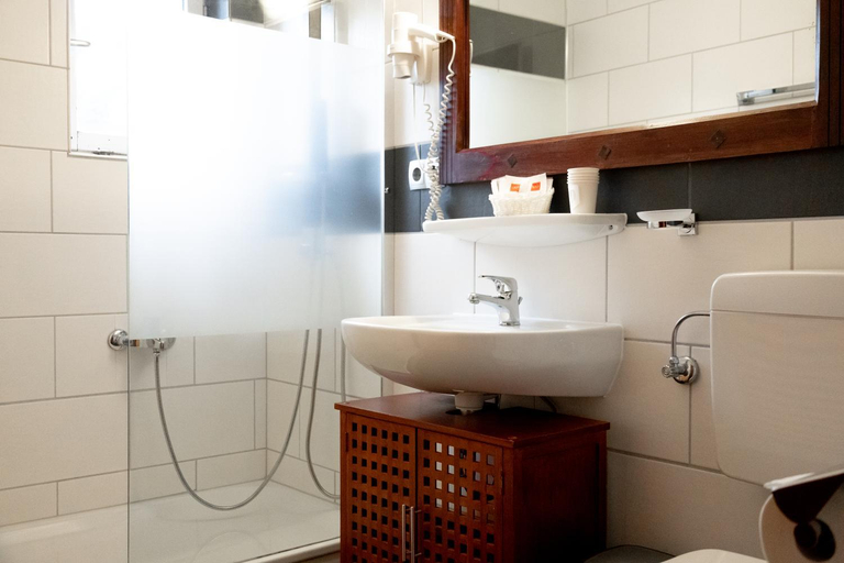 Bathroom 2, Hotel zum See, Titisee, Breisgau-Hochschwarzwald