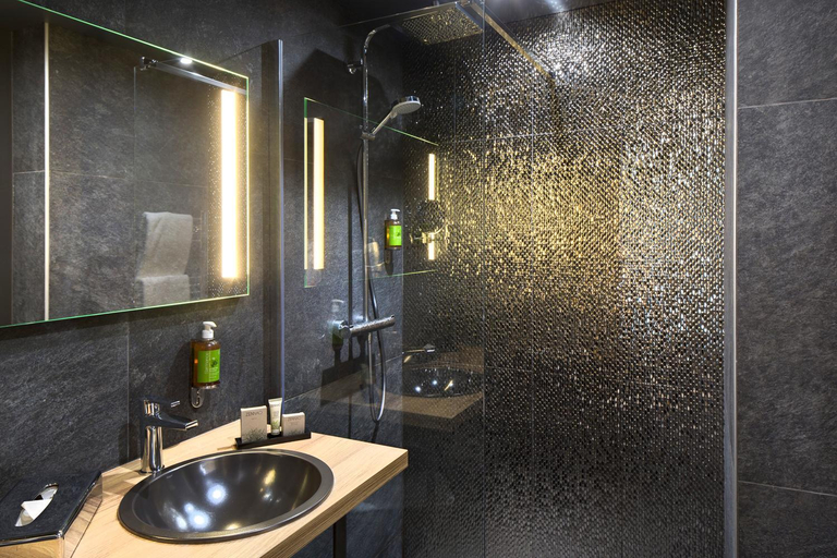 Bathroom 3, Le Panoramic, Cher