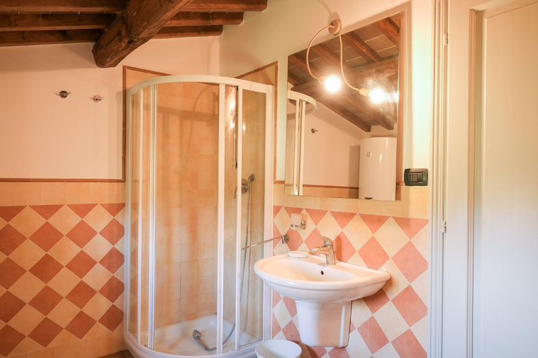 Bathroom 4, San Ruffino Apartments, Pisa