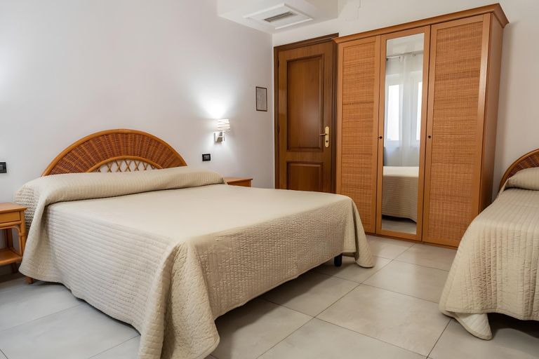 Bedroom 3, Corallo, Messina