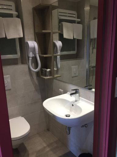 Bathroom 3, L'Hôtel des Bords de l'Ill, Bas-Rhin
