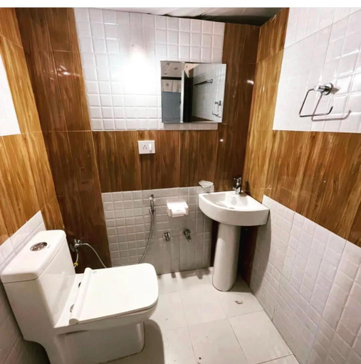 Bathroom, Manali Curve, Kullu