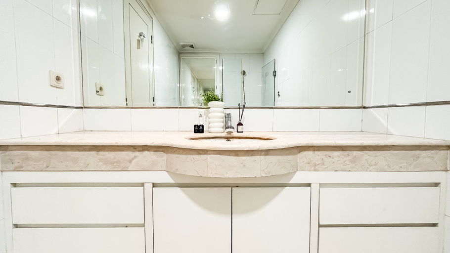 Bathroom 5, Spacious Luxury 2BR Apartment With Extra Room at FX Residence By Travelio, Jakarta Pusat