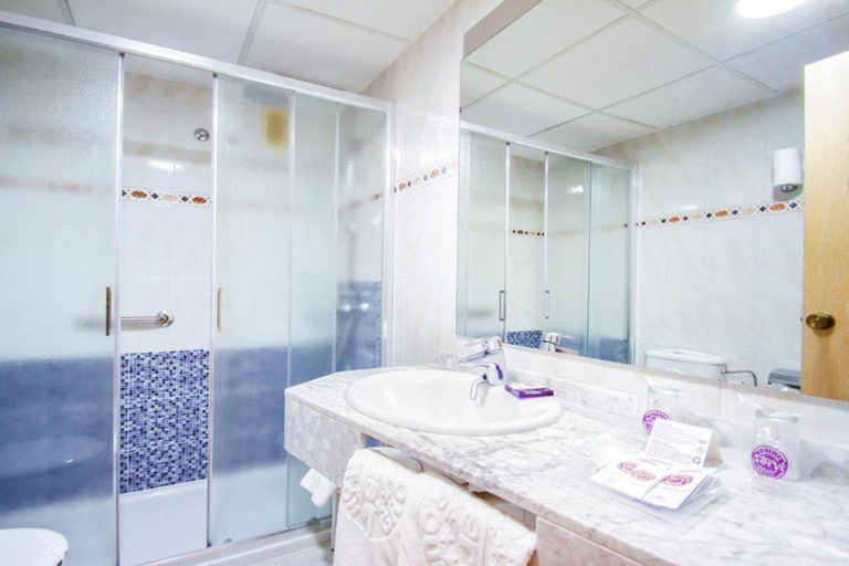 Bathroom 4, Hotel Servigroup Rialto, Alicante