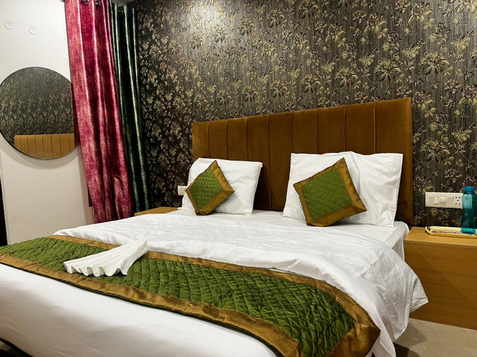 Bedroom 3, Roomquet Comfort Inn, Kaushambi