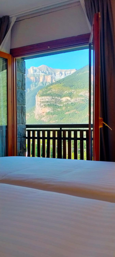 Bedroom 3, Edelweiss Hotel, Huesca