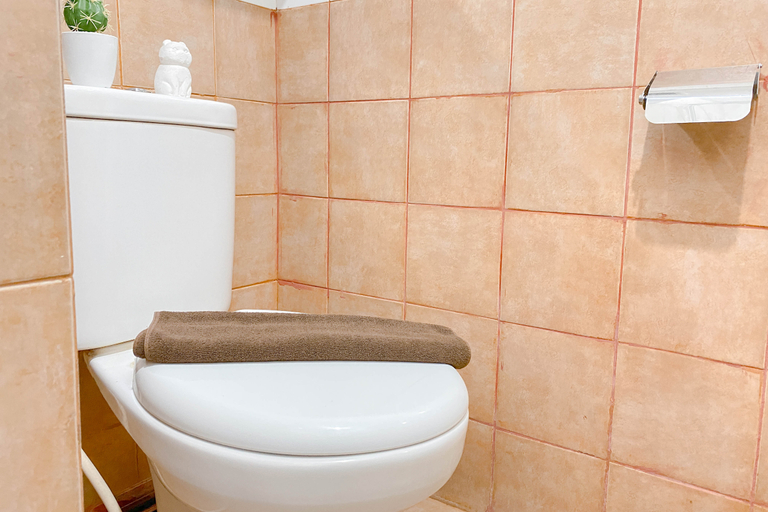 Bathroom 5, Simple Style 2BR at Green Pramuka City Apartment By Travelio, Jakarta Pusat
