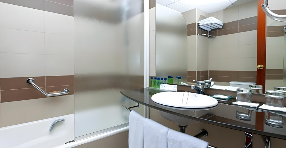 Bathroom 4, Senator Huelva, Huelva
