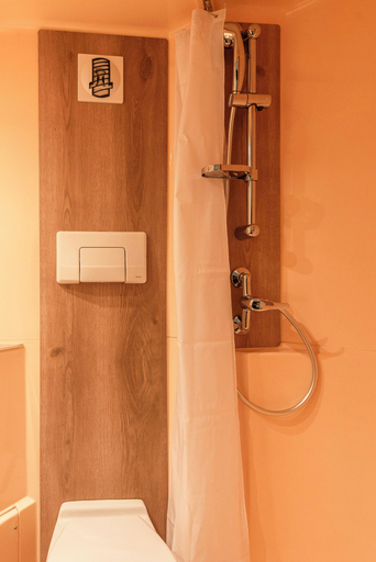 Bathroom 5, Premiere Classe Toulon - La Seyne sur Mer, Var
