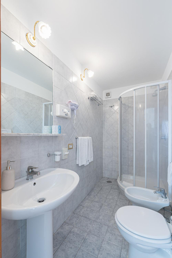 Bathroom 3, Hotel Fontana, Salerno