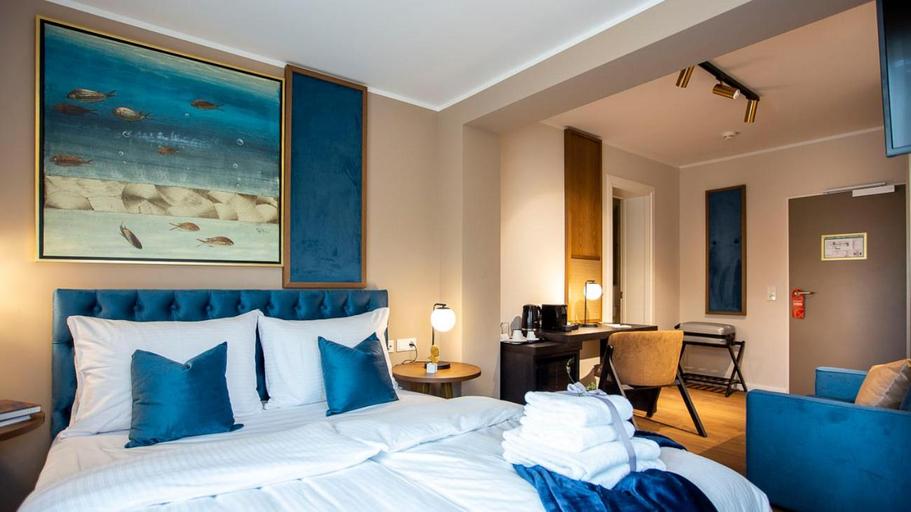 Bedroom 4, Delphi Hotel & Restaurant, Harburg
