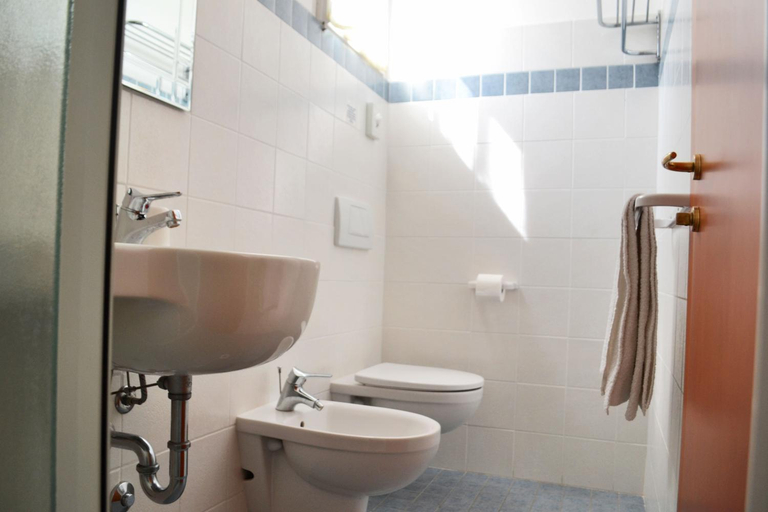 Bathroom 4, Hotel Ivana, Rimini