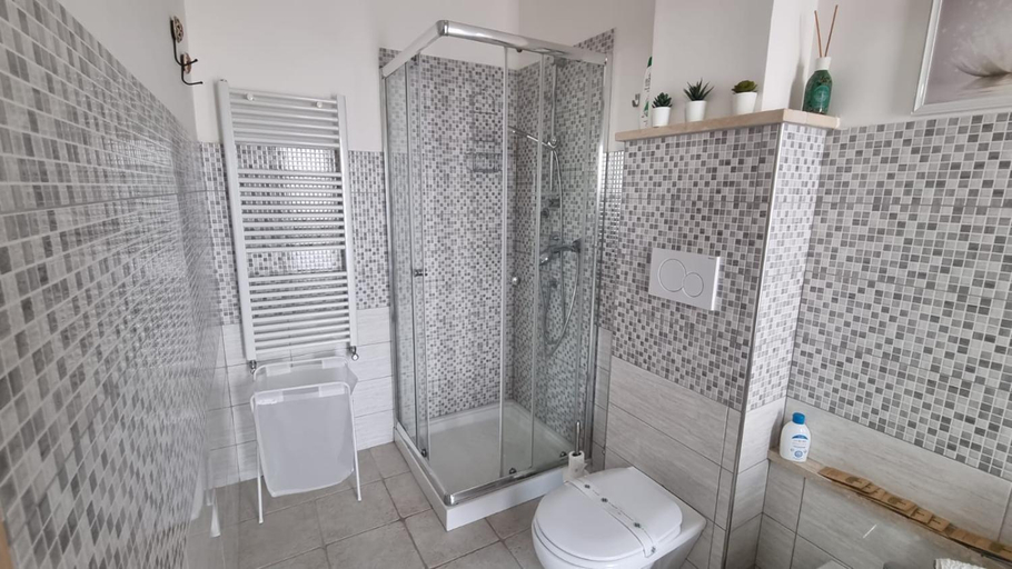 Bathroom, OLEANDRI SUITE B&B, Latina