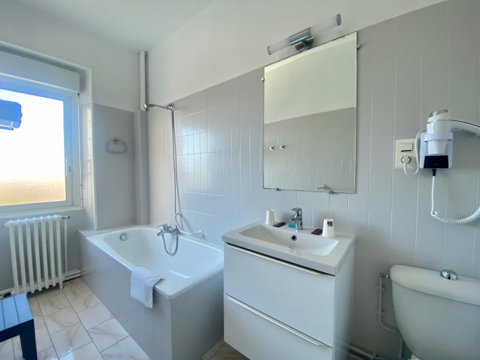 Bathroom 3, Hotel le Pasteur, Charente-Maritime