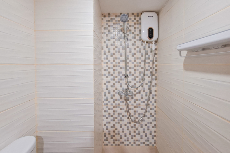 Bathroom 5, Studio Near KRL Station at Cisauk Point Apartment By Travelio, Tangerang