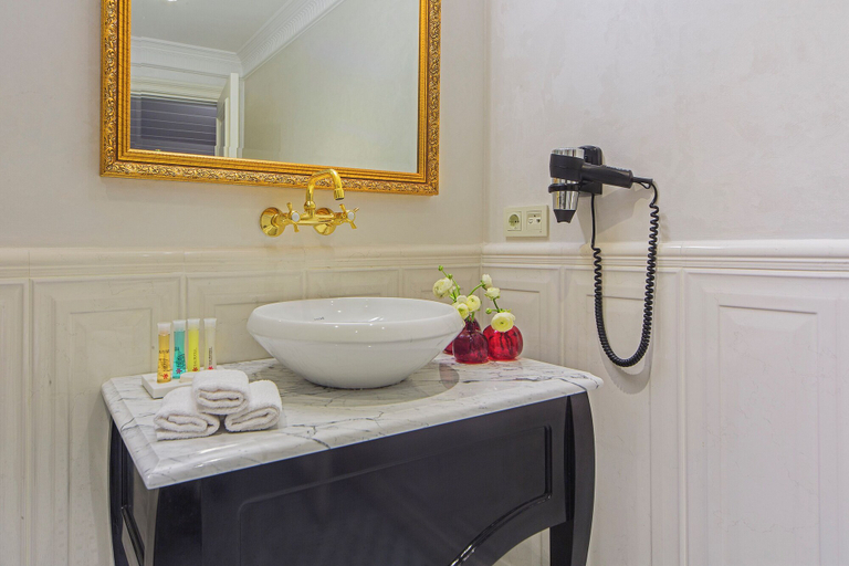 Bathroom 5, Meroddi Galata Mansion, Beyoğlu