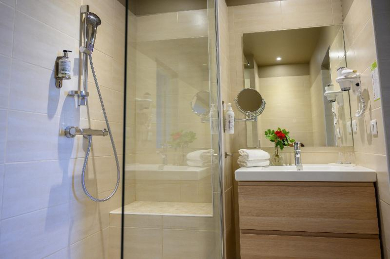 Bathroom 4, Hotel Belesso, Bouches-du-Rhône