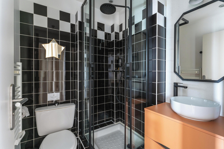 Bathroom 5, Hôtel Morgat Le Grand Hôtel De La Mer, Finistère