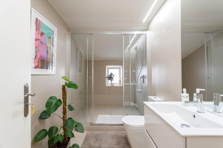 Others 2, Suite in Cozy Apartment in Chiado in Shared House, Lisbon