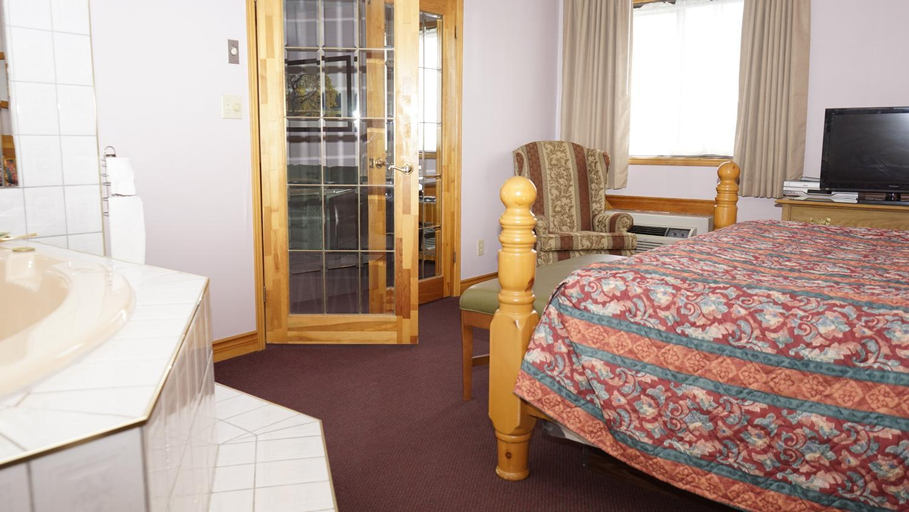Bedroom 2, McIntosh Country Inn & Conference Centre, Stormont, Dundas and Glengarry