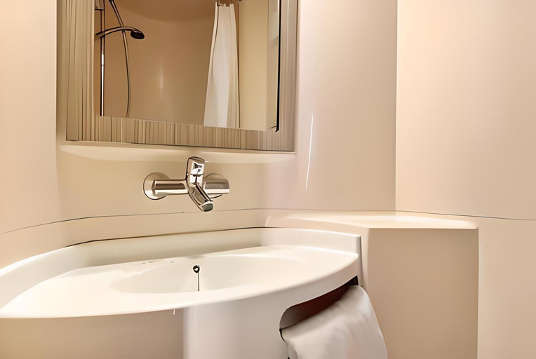 Bathroom 5, Premiere Classe Strasbourg Ouest, Bas-Rhin