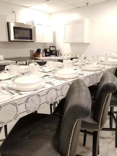 Food & Drinks 3, 7 BR- Sleeps 15! Famous Lakefront Amazing Property!, Orleans
