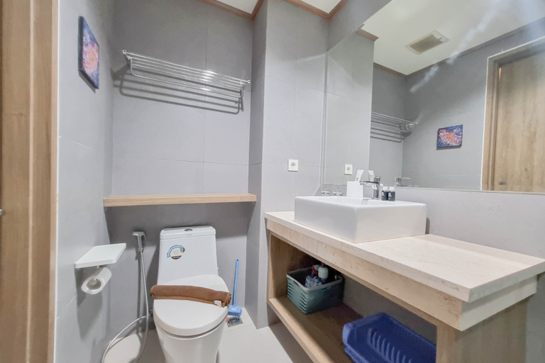 Bathroom 5, Warm and Minimalist Studio Apartment at Patraland Amarta By Travelio, Sleman