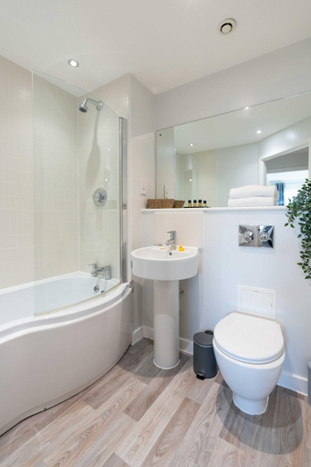 Bathroom 2, otels Serviced Apartments  Centro: 1 & 2 beds - Flexible - Multiple Units for Groups  - Parking, Northamptonshire