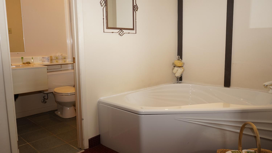 Bathroom 3, McIntosh Country Inn & Conference Centre, Stormont, Dundas and Glengarry